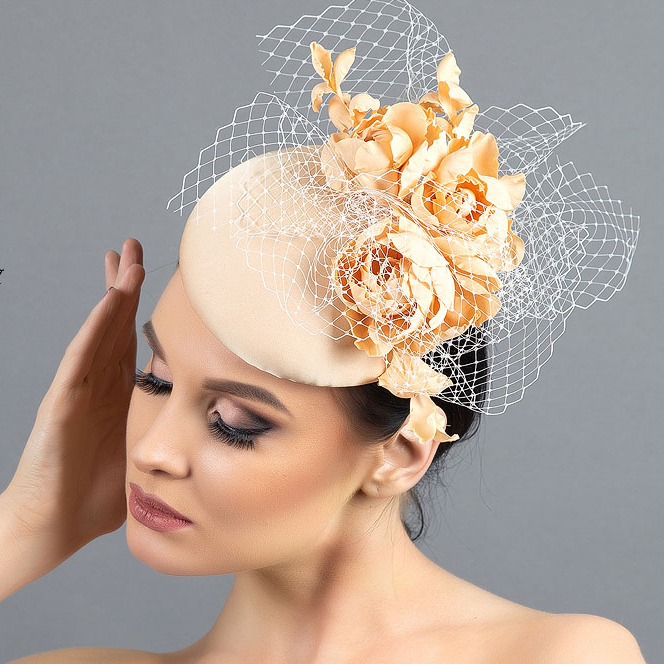 купить бежевую шляпку +с вуалью, шляпка +для скачек, женские шляпки спб, дизайнерские шляпки Анна Андриенко, свадебные шляпки вуалетки, шляпки питер, вечерние шляпки купить +в москве