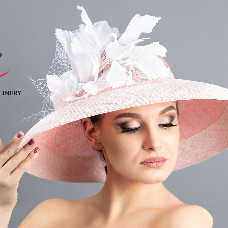 Розово-белая летняя широкополая шляпа из синамей для скачек и приемов