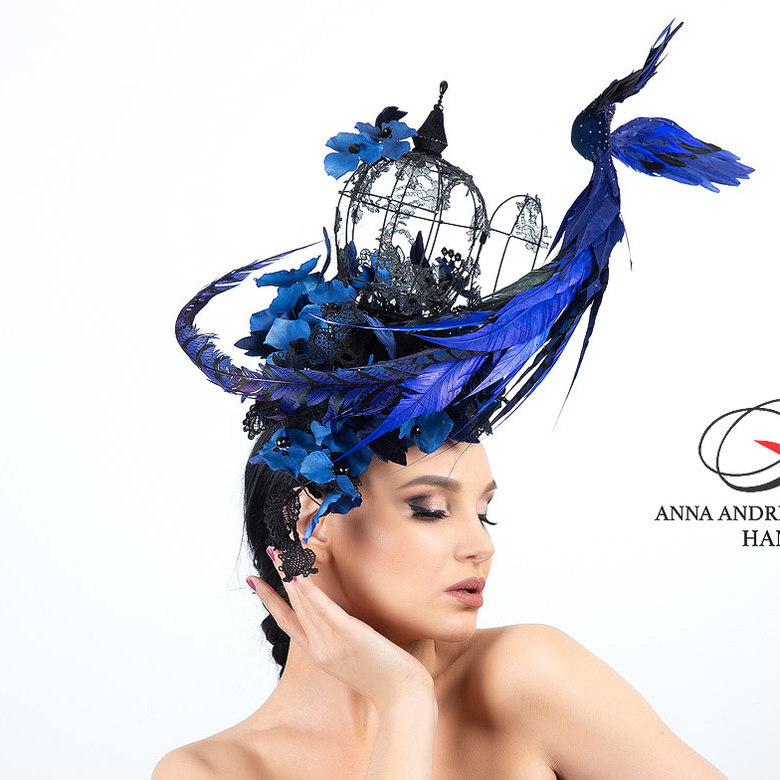 Эксклюзивная дизайнерская шляпка для скачек в виде птицы вылетевшей из клетки