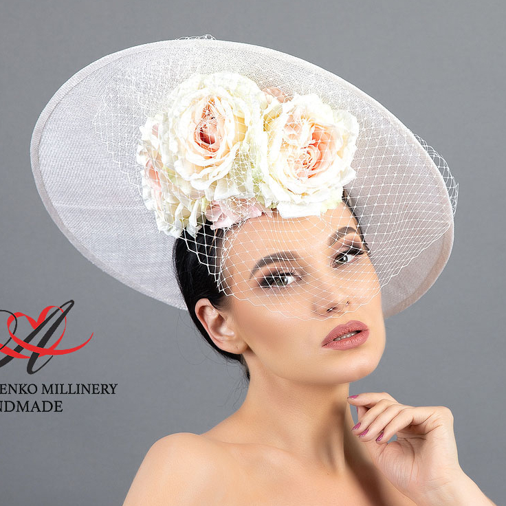 Белая дизайнерская шляпка из синамей для скачек с цветами для свадьбы