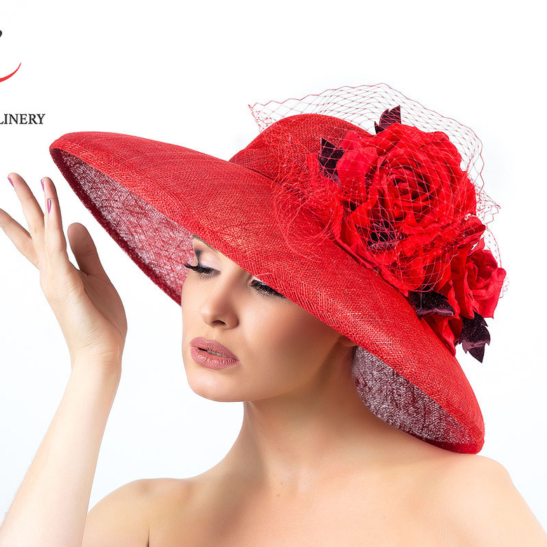 Красная широкополая шляпа из синамей с цветами для скачек