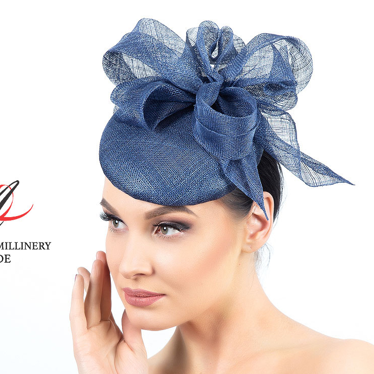 Темно-синяя женская шляпка таблетка из синамей с бантом