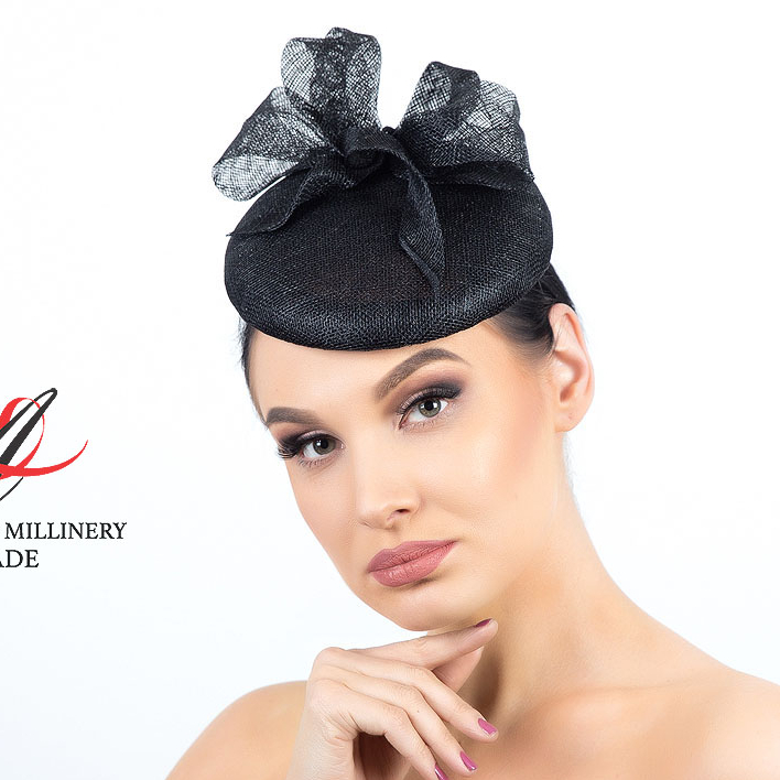 Черная шляпка таблетка из синамей с бантом