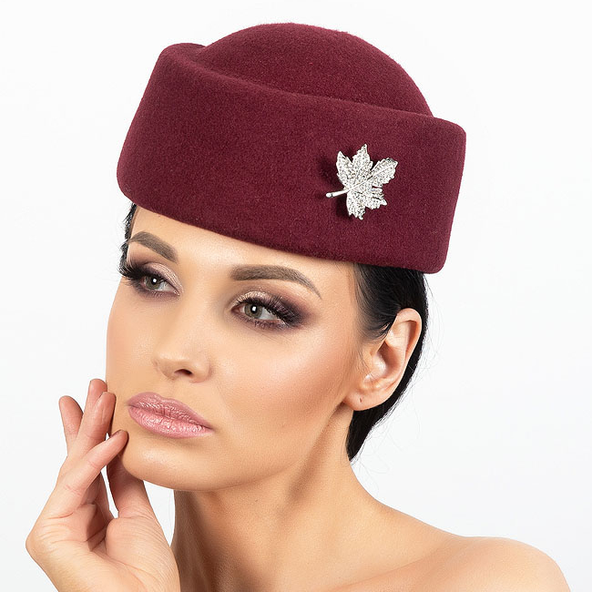 Шляпка таблетка из фетра с брошью марсала , маленькая женская шляпка бордо, дизайнерские головные уборы в Москве