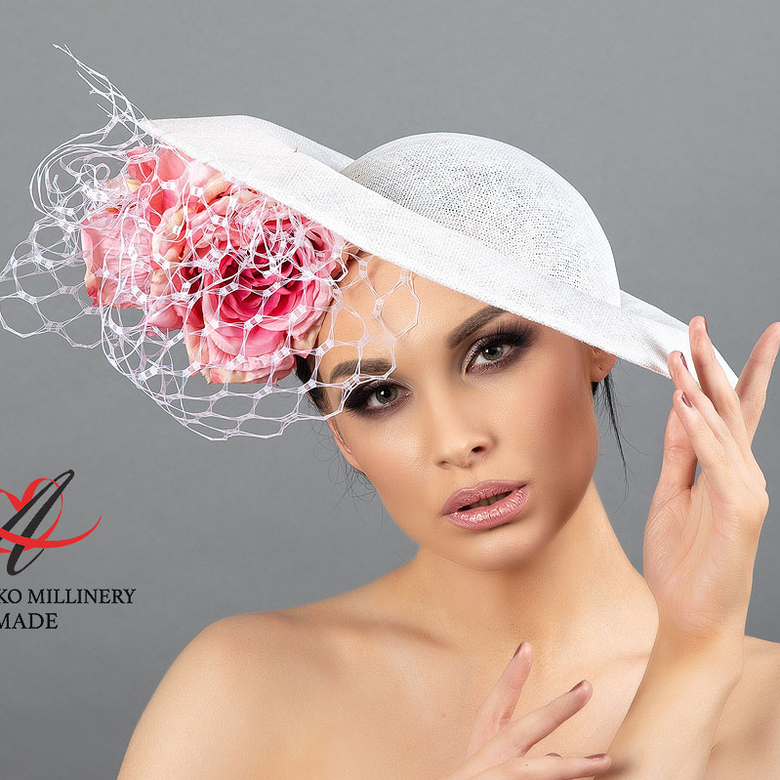 Белая дизайнерская шляпка для скачек с цветами Сомерсет, шляпка для свадьбы, необычный головной убор Анна Андриенко