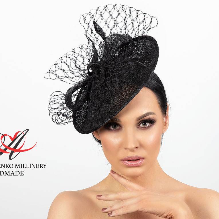 Черная вечерняя шляпка для праздника и для скачек Привилегия, шляпа из синамей с вуалью, дизайнерский головной убор Анна Андриенко