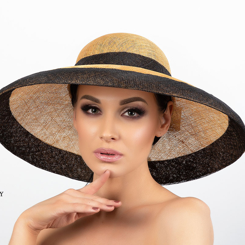 Бежево-черная широкополая шляпа для скачек , шляпка с полями из синамей, дизайнерский головной убор Анна Андриенко