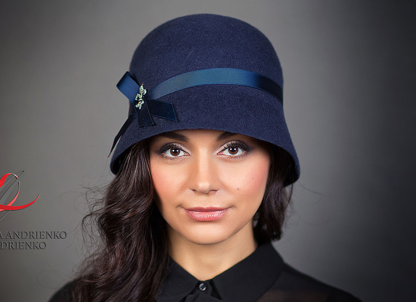 Шляпа, купить шляпку, купить синюю шляпку, купить шляпку в Питере, купить шляпку Спб, шляпка, 20-е годы, шляпка 20-х годов, гетсби, стильна шляпа, головной убор, ручная работа, женский головной убор, фетр, шляпка из фетра, осенняя шляпка, зимняя шляпка, шляпка на осень, шляпка с вуалью, ретро шляпка, классическая шляпа, женская шляпа, клош, шляпка клош, вуаль, темно-синяя шляпка, Анна Андриенко, шляпная булавка
