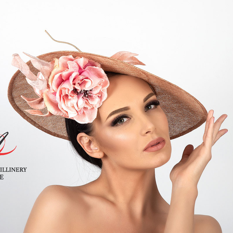 Бежевая шляпка для скачек с цветами "Аристократ", купить вечернюю шляпку в москве, Анна Андриенко шляпки Спб