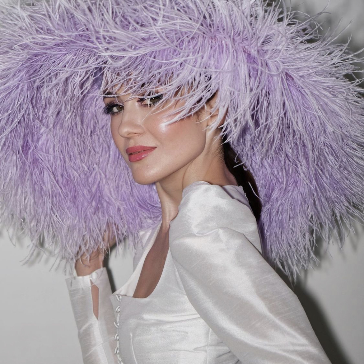 Широкополая сиреневая шляпа из перьев