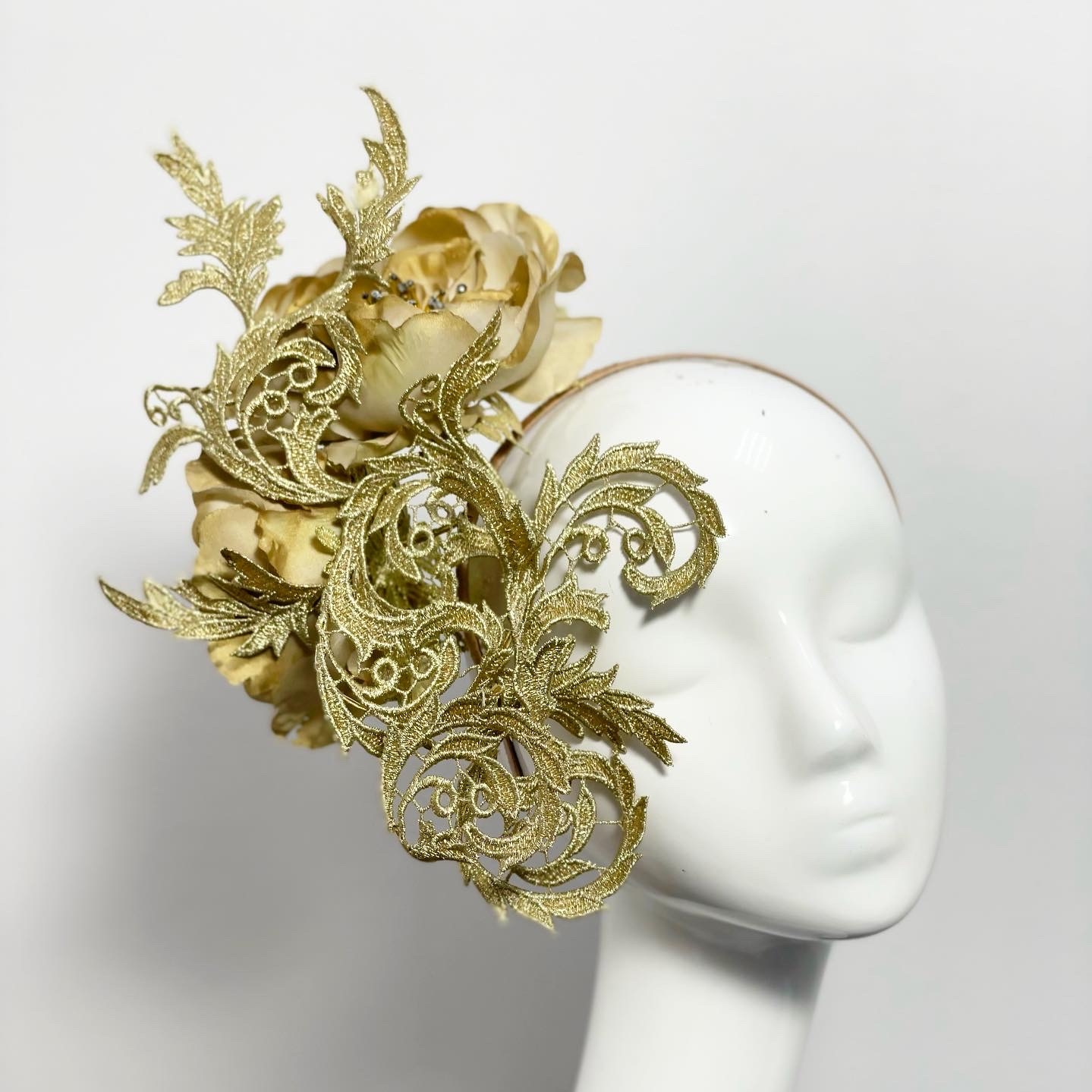 золотая вуалетка со стразами, свадебные вуалетки купить, вуалетка невесты, шляпка +с вуалью купить, шляпка +для скачек,купить шляпку +в спб,  шляпки женские купить +в москве, дизайнерские шляпки Анна Андриенко,