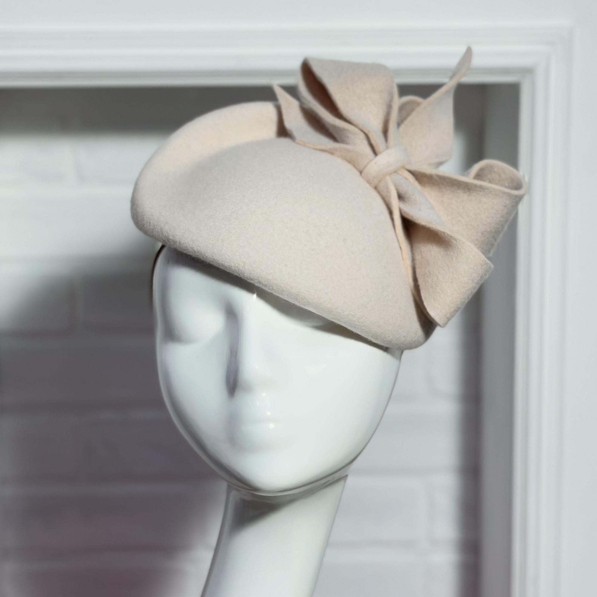 Шляпка таблетка, шляпка с бантом, шляпка для леди, шляпка для приемов, шляпка как у Кейт, шляпка из фетра, дизайнерская шляпка Анна Андриенко, купить шляпку в Москве, шляпка для скачек, купит ь шляпку москва, купить шляпку в Питере, купить шляпку Спб