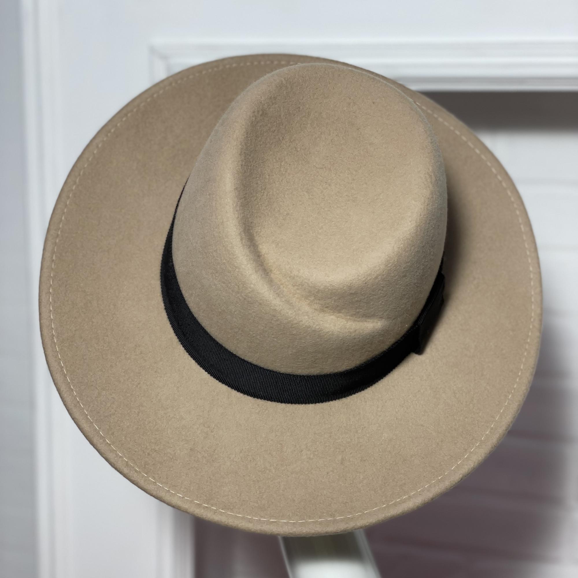 бежевая шляпа из фетра, женская бежевая шляпа, осенняя шляпа, дизайнерские головные уборы Анна Андриенко, купить шляпу в Москве, купить шляпу в Питере