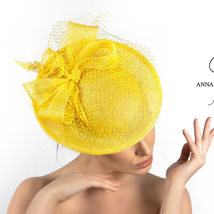 Желтая ассиметричная шляпка с бантом из Синамей с вуальюкупить в Москве, шляпка женская вечерняя для праздника купить в Питере
