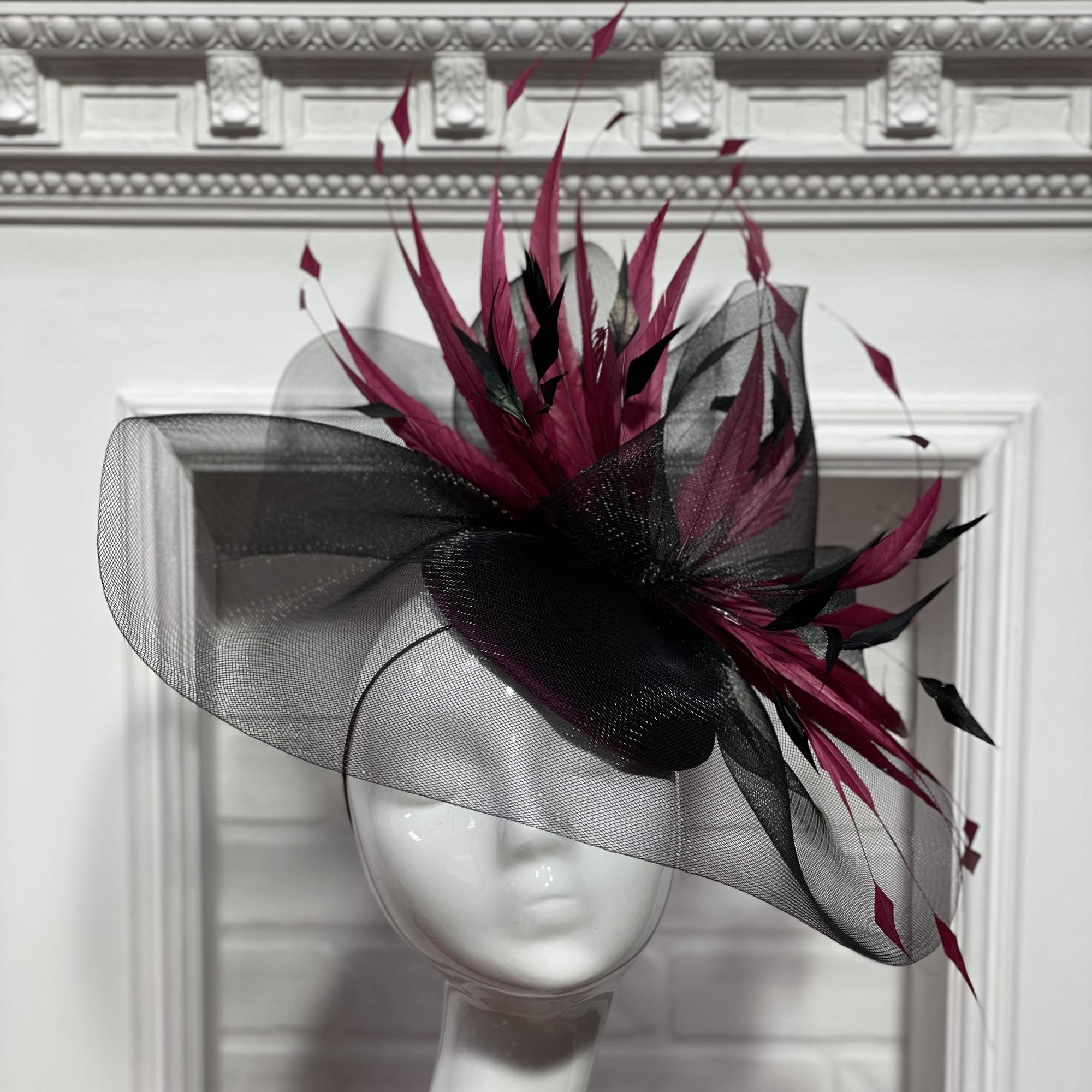 Черно-Бордовая вечерняя шляпка таблетка с перьями купить в питере, купить шляпку для скачек ыв москве, дизайнерские шляпки Анна Андриенко Спб