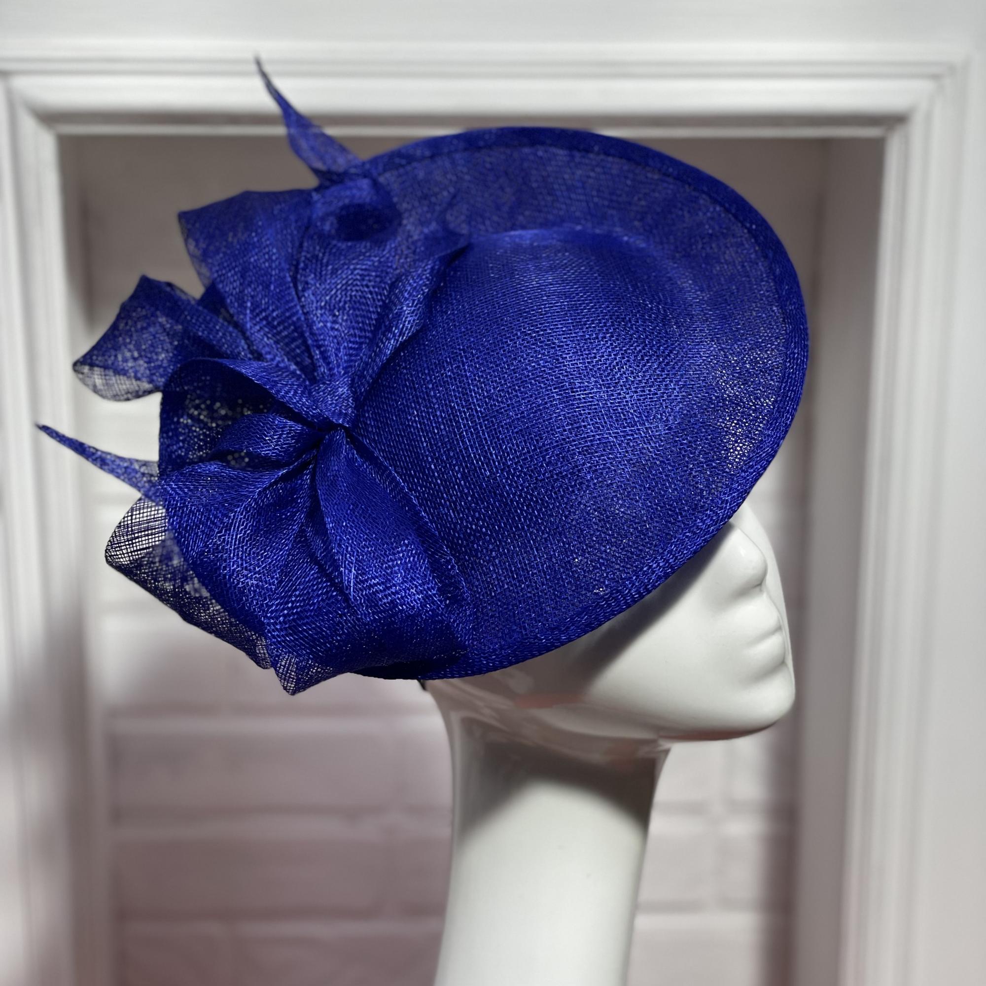 Синяя ассиметричная шляпка с бантом из Синамей купить в Москве, шляпка женская вечерняя для праздника купить в Питере, дизайнерские шляпка Анна Андренко