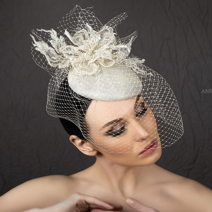 Вечерняя шляпка вуалетка с объемными цветами белое золото купить в Москве, шляпки для скачек москва, купить дизайнерский головной убор Анна Андриенко СПБ