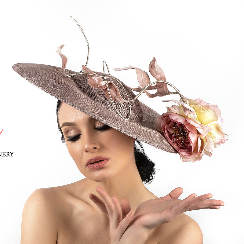 Серая дизайнерская шляпка для скачек с цветком , широкополая шляпа из синамей, головные уборы Анна Андриенко