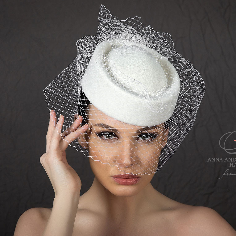 Шляпка таблетка из фетра с вуалью, купить белая свадебная шляпка в Питере, купить шляпку для скачек в Москве, дизайнерские шляпки Анна Андриенко Спб