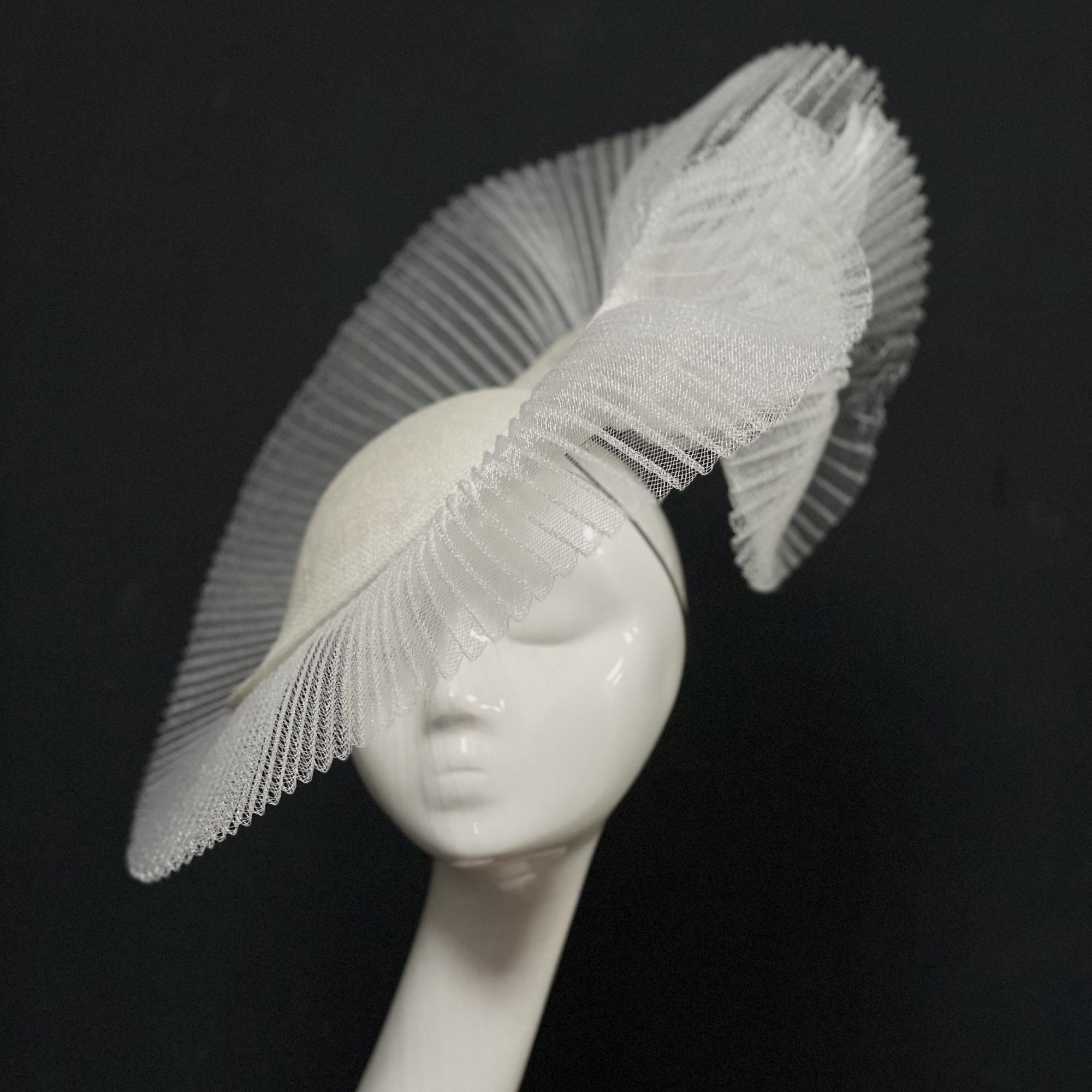 шляпка для скачек, вечерние шляпки купить +в москве, белая свадебная шляпка с цветами, свадебные шляпки +для невесты, купить белую шляпку +с вуалью, шляпки вечерние спб,  шляпки женские купить +в москве дизайнерские, красивые шляпки Анна Андриенко,