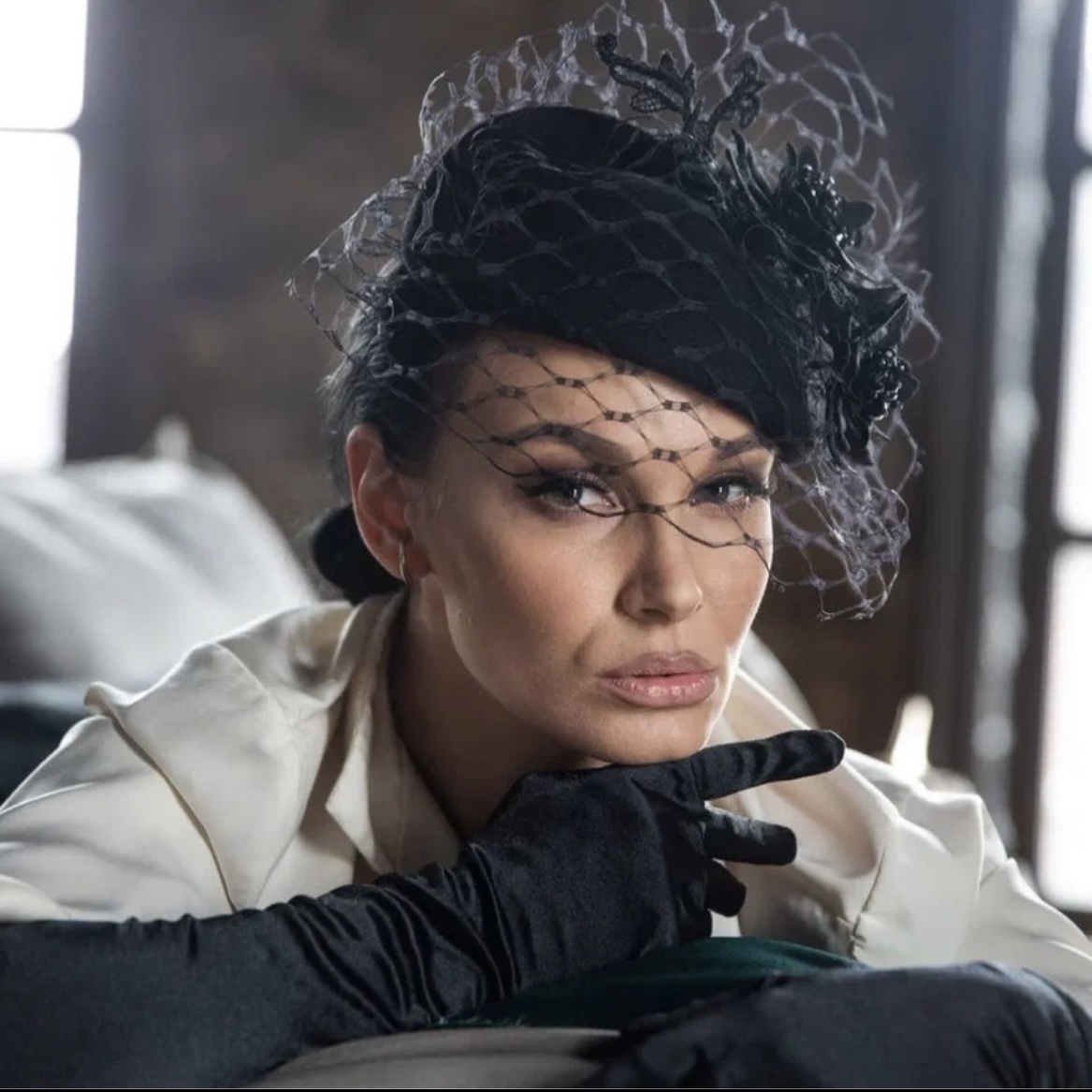 Черная вечерняя шляпка таблетка с вуалью и цветами, маленькая шляпка купить в Москве