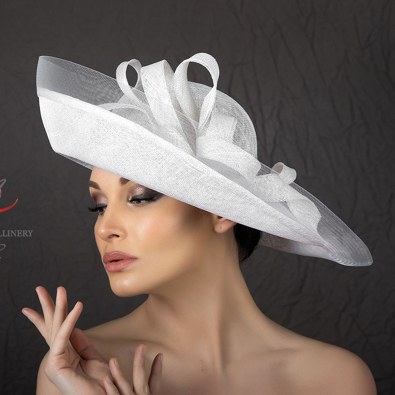 Белая асимметричная шляпа для праздников, купить шляпку для свадьбы в Питере, купить шляпку для скачек, Дизайнерские шляпки Анна Андриенко Спб