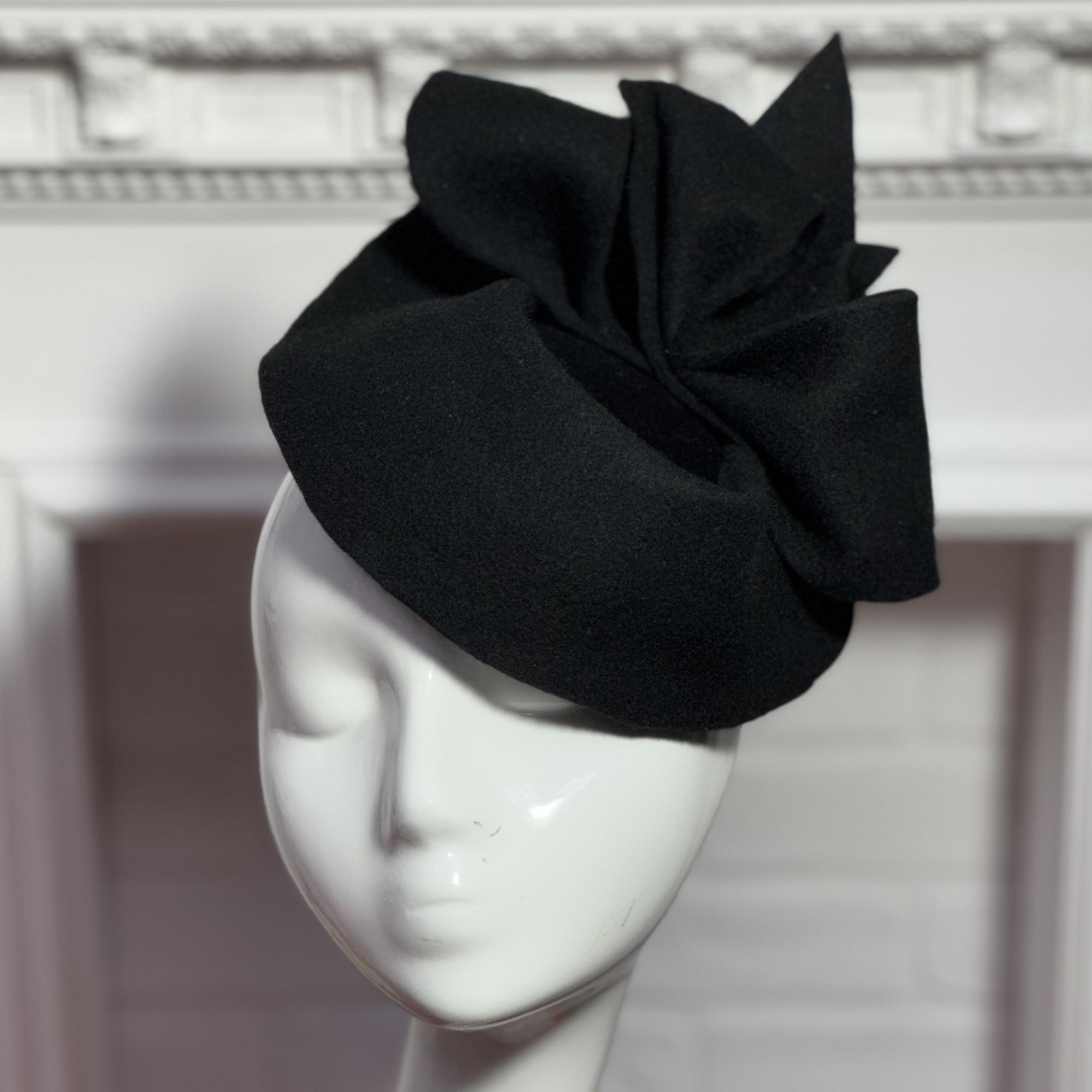 Дизайнерская шляпка из фетра для приемов и торжеств черная, головные уборы Анна Андриенко купить в Москве