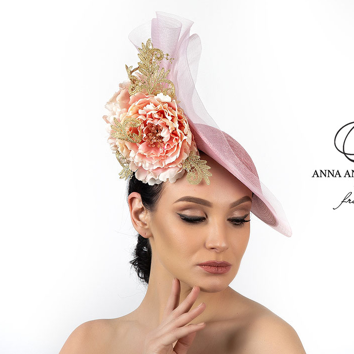 Дизайнерская ассиметричная шляпка для скачек с цветами розовая, шляпа из синамей, дизайнерские головные уборы купить в Москве