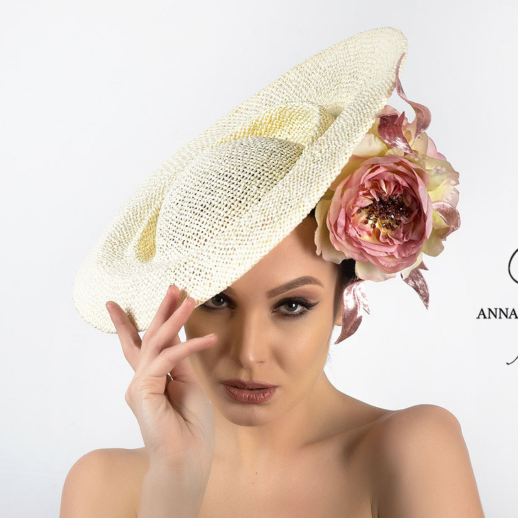 Айвори дизайнерская шляпка для скачек с цветком , широкополая шляпа из синамей, головные уборы Анна Андриенко