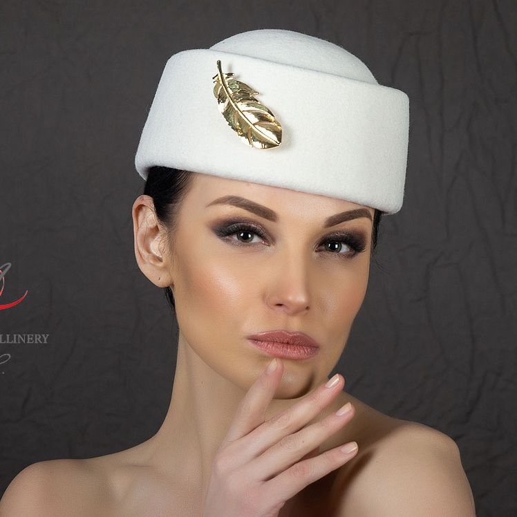 белая маленькая шляпка, шляпка таблетка из фетра, купить шляпку в Москве, купить шляпку в Питере, Анна Андриенко, фетровая шляпка