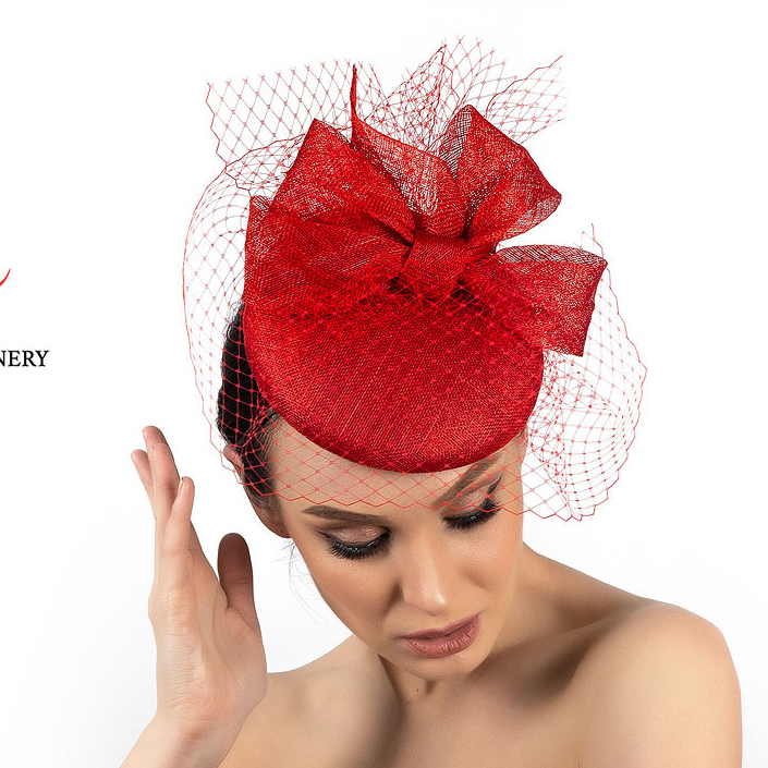 Красная шляпка таблетка с бантом и вуалью из синамей, шляпки для скачек купить в Москве