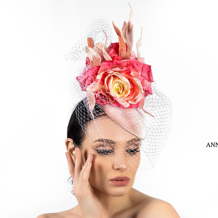 шляпка таблетка +с вуалью, купить шляпку +для скачек, розовая шляпка купить, женские вечерние шляпки, дизайнерскаие шляпки Анна Андриенко, розовая шляпка таблетка с вуалью и цветами, шляпки женские купить +в москве