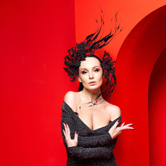 черная вуалетка купить, вуалетка +с цветком, шляпка +с черной вуалью, дизайнерские шляпки Анна Андриенко, шляпки +с вуалью купить +в спб, дамские шляпки вечерние купить +в москве , шляпки +для скачек купить +в москве,