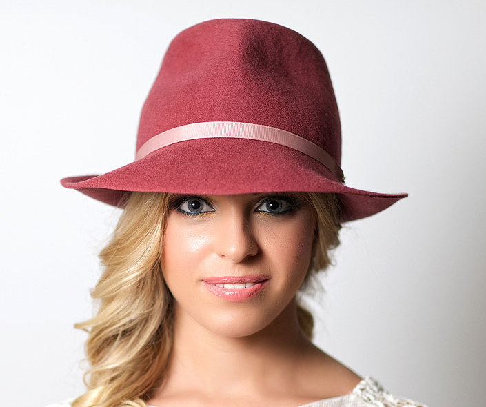 Шляпа, шляпка, стильная шляпа, головной убор, ручная работа, женский головной убор, фетр, шляпа из фетра, осеняя шляпка, зимняя шляпка, шляпка на осень, ретро шляпа, классическая шляпа, женская шляпа, трилби, шляпа трилби, федора, шляпа федора, Анна Андриенко, брусничная шляпа,