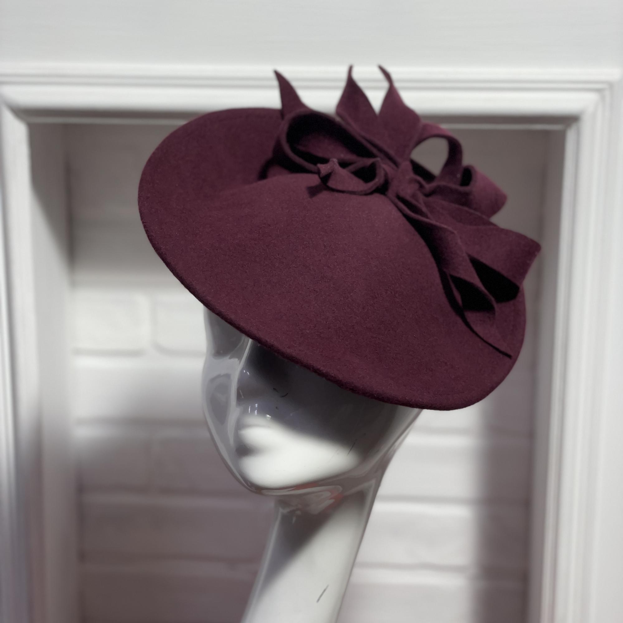 Бордовая ассиметричная шляпка с бантом , фетровая женская шляпка, дизайнерский головной убор Анна Андриенко