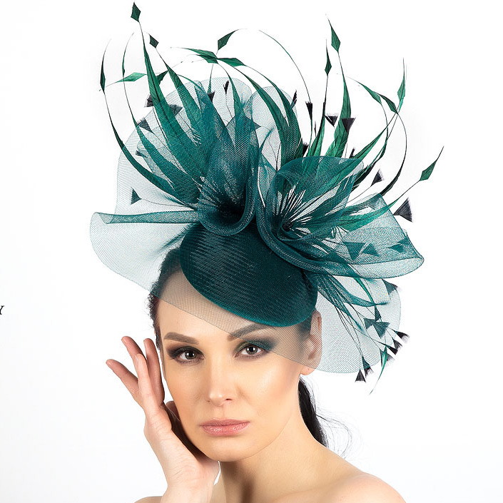 Вечерняя женская зеленая шляпка с перьями, купить шляпки для скачек в Москве, дизайнерские головные уборы Анна Андриенко СПб