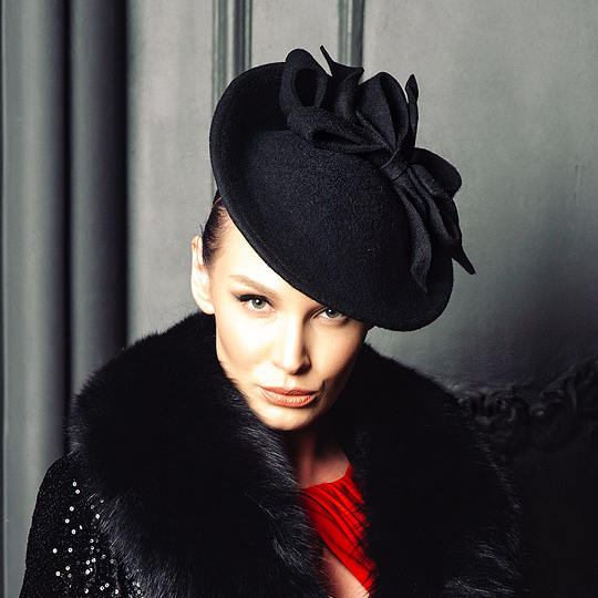 Черная ассиметричная шляпка с бантом , фетровая женская шляпка, дизайнерский головной убор Анна Андриенко