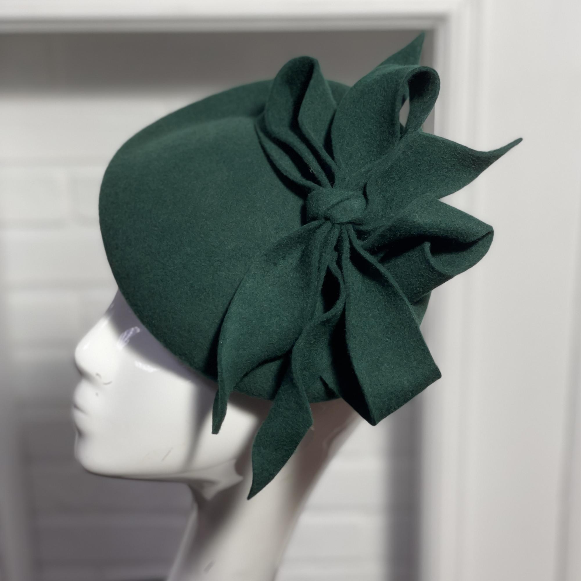 Шляпка таблетка зеленая из фетра с бантом, дизайнерские шляпки Анна Андриенко