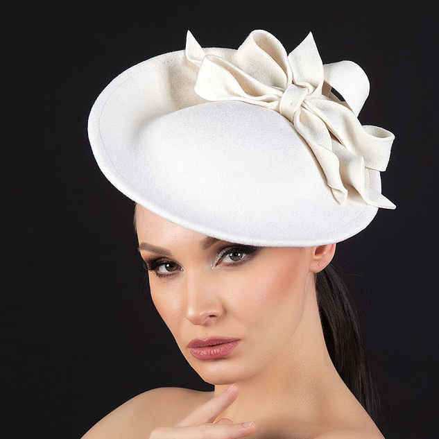 белая ассиметричная шляпка с бантом , фетровая женская шляпка, свадебная шляпка, белая фетровая шляпка, дизайнерский головной убор Анна Андриенко