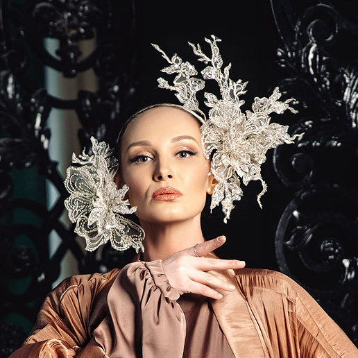 Вечерняя вуалетка с объемными цветами белое золото купить в Москве, шляпки для скачек москва, купить дизайнерский головной убор Анна Андриенко СПБ