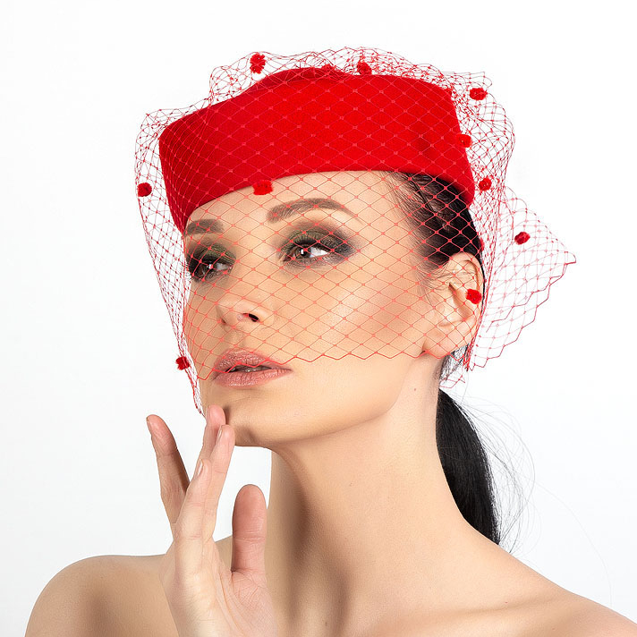 купить красную шляпку таблетку из фетра с вуалью, маленькая красная женская шляпка, дизайнерская шляпка, Анна Андриенко