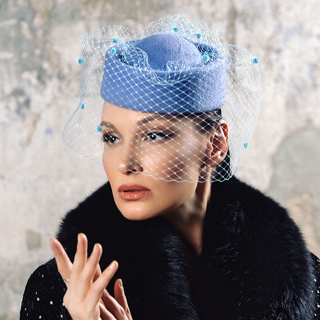 купить голубую шляпку таблетку из фетра с вуалью, маленькая голубая женская шляпка, дизайнерская шляпка, Анна Андриенко