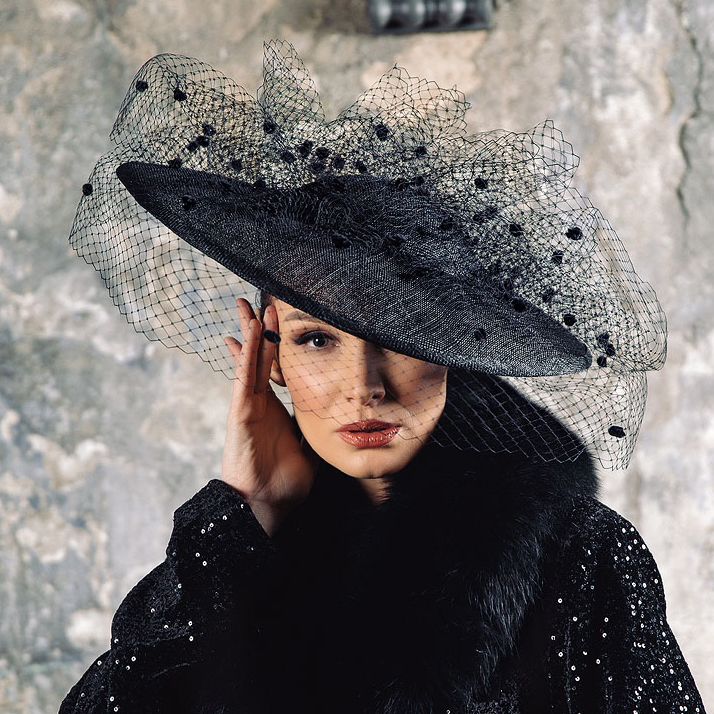черная Дизайнерская шляпка из Синамей для приемов и торжеств, Анна андриенко шляпки для скачек, широкополая шляпа с вуалью