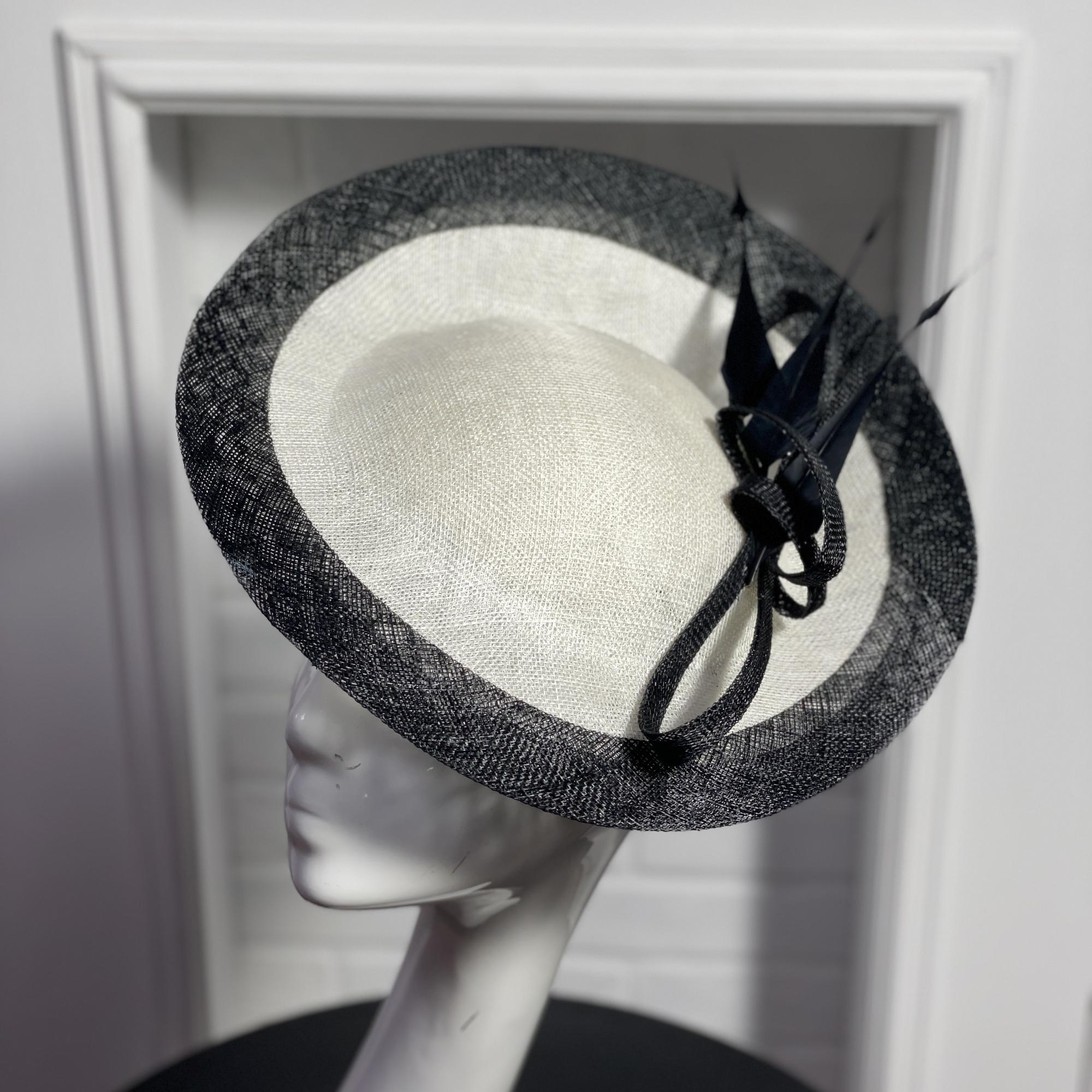 купить шляпку для скачек в москве, шляпки для скачек, шляпки для свадьбы, свадебная шляпка, женская шляпка, белая шляпка, шляпка с перьями, купить шляпку спб, вечерняя шляпка, шляпка для праздника, шляпка для невесты, светская шляпка, дизайнерская шляпка, Анна Андриенко, шляпки для ипподрома