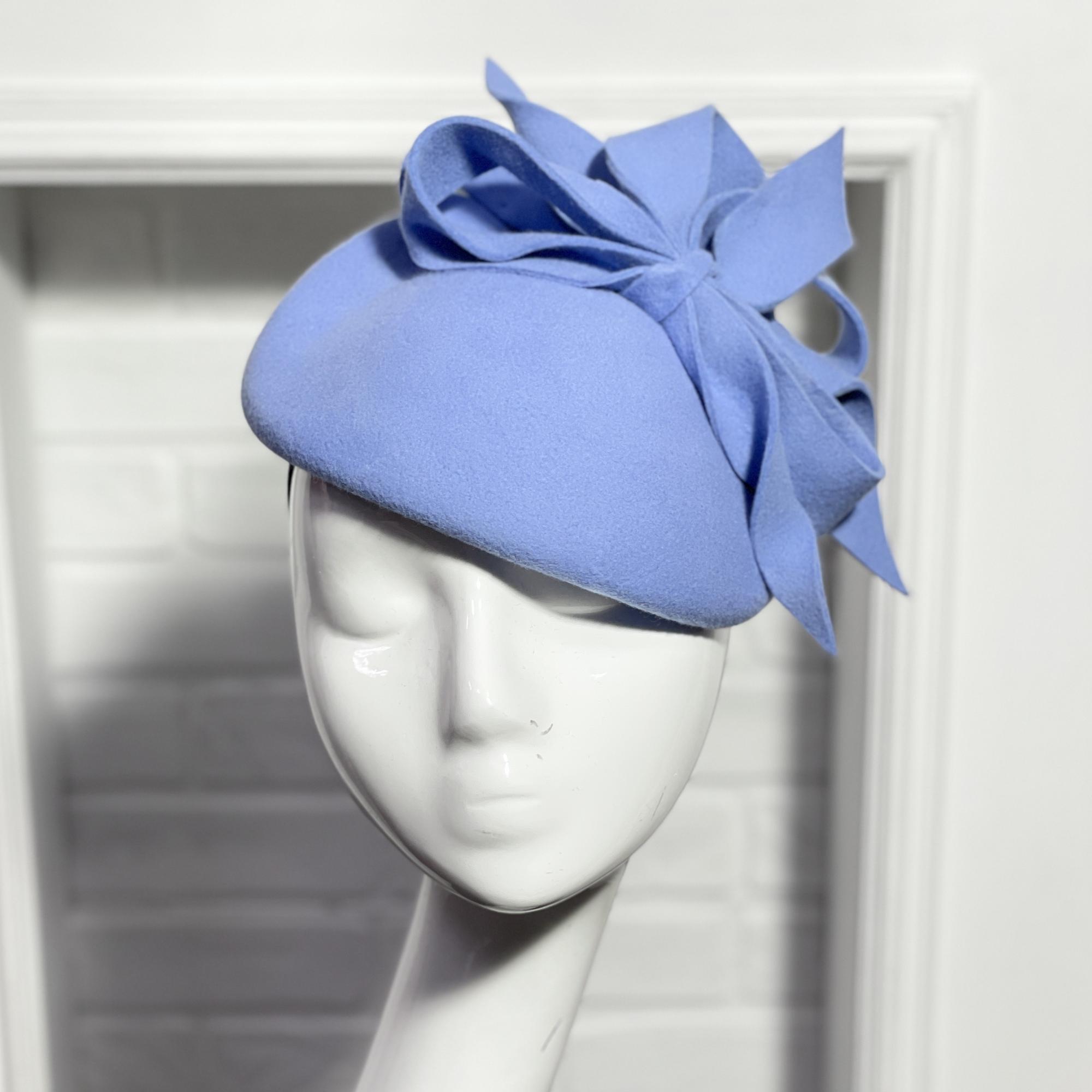 Шляпка таблетка голубая из фетра с бантом, дизайнерские шляпки Анна Андриенко