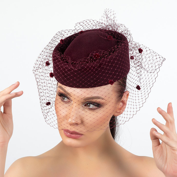 купить бордовую шляпку таблетку из фетра с вуалью, маленькая бордовая женская шляпка, дизайнерская шляпка, Анна Андриенко