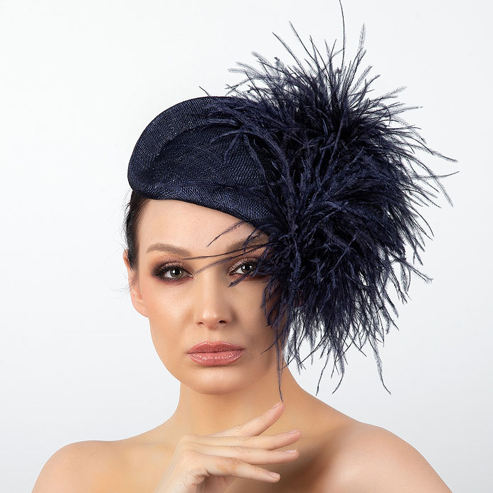 Шляпка таблетка синяя с перьями, дизайнерские шляпки Анна Андриенко, шляпки для скачек