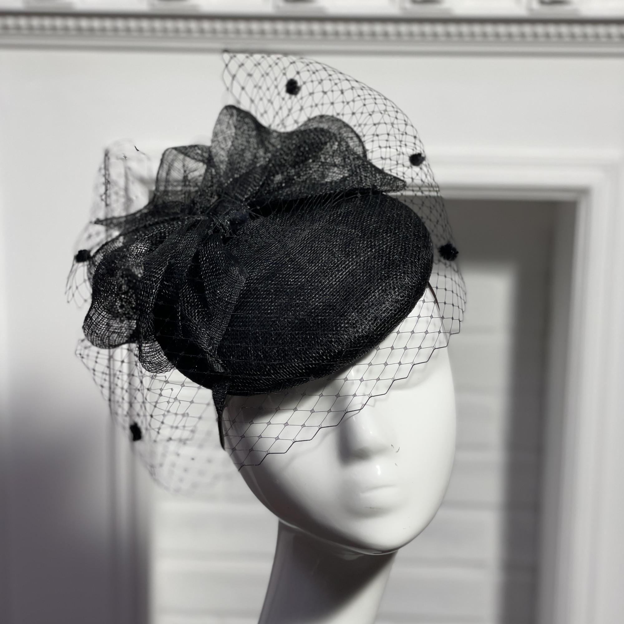 черная шляпка таблетка с бантом и вуалью из синамей, шляпки для скачек купить в Москве