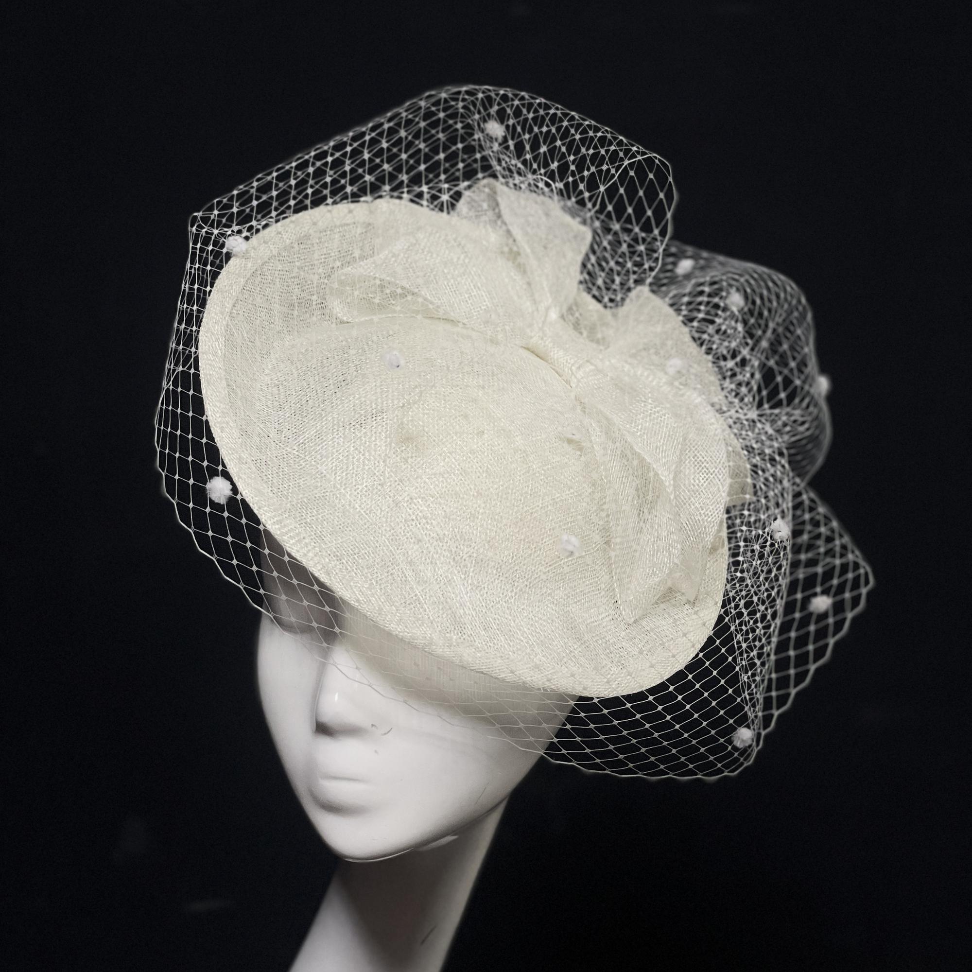 купить шляпку для скачек в москве, шляпки для скачек, шляпки для свадьбы, свадебная шляпка, женская шляпка, белая шляпка, шляпка с перьями, купить шляпку спб, вечерняя шляпка, шляпка для праздника, шляпка для невесты, светская шляпка, дизайнерская шляпка, Анна Андриенко, шляпки для ипподрома