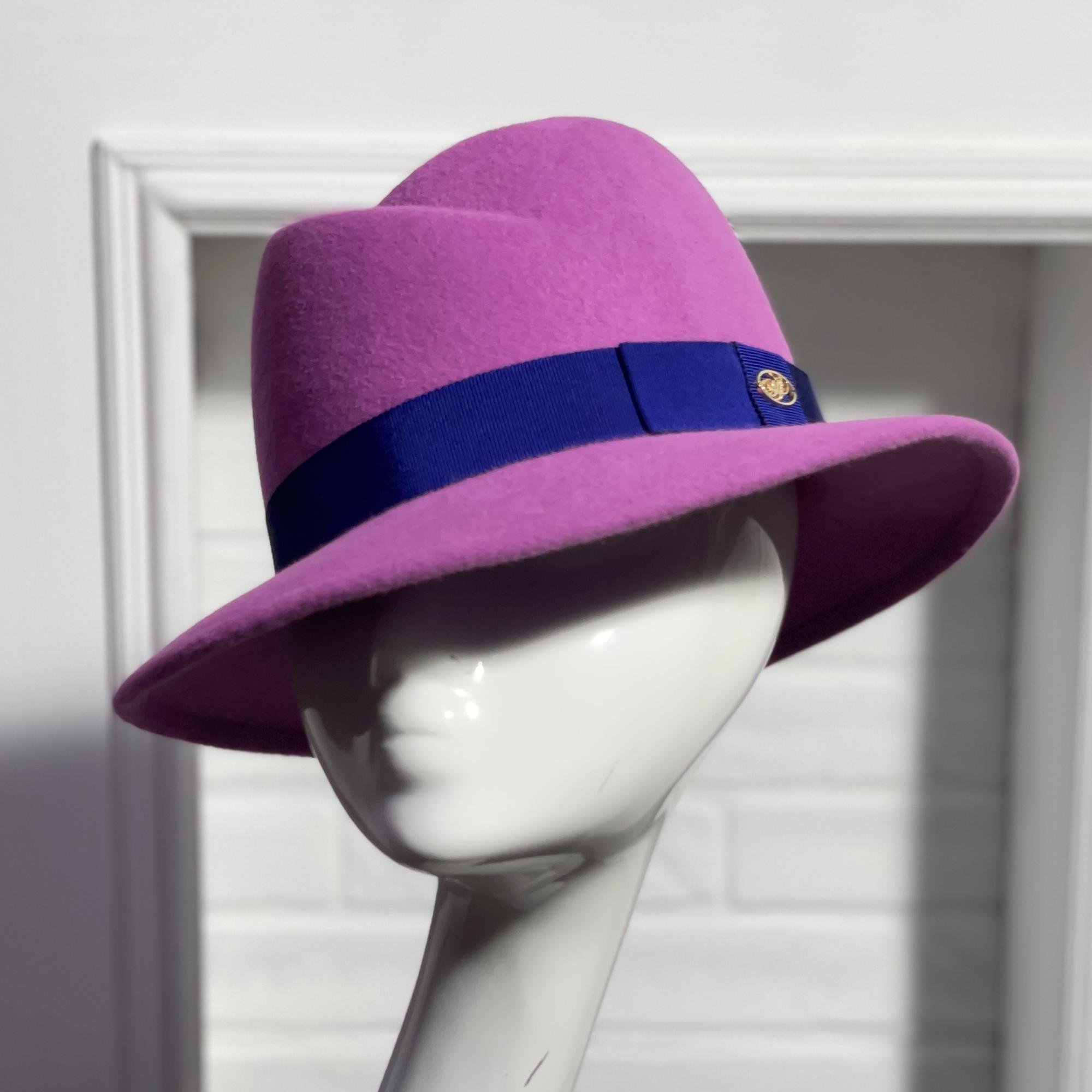 Женская шляпа Федора из велюра Пурпурная фиалка, осенняя шляпа купить в москве, дизайнерский головной убор Анна Андриенко